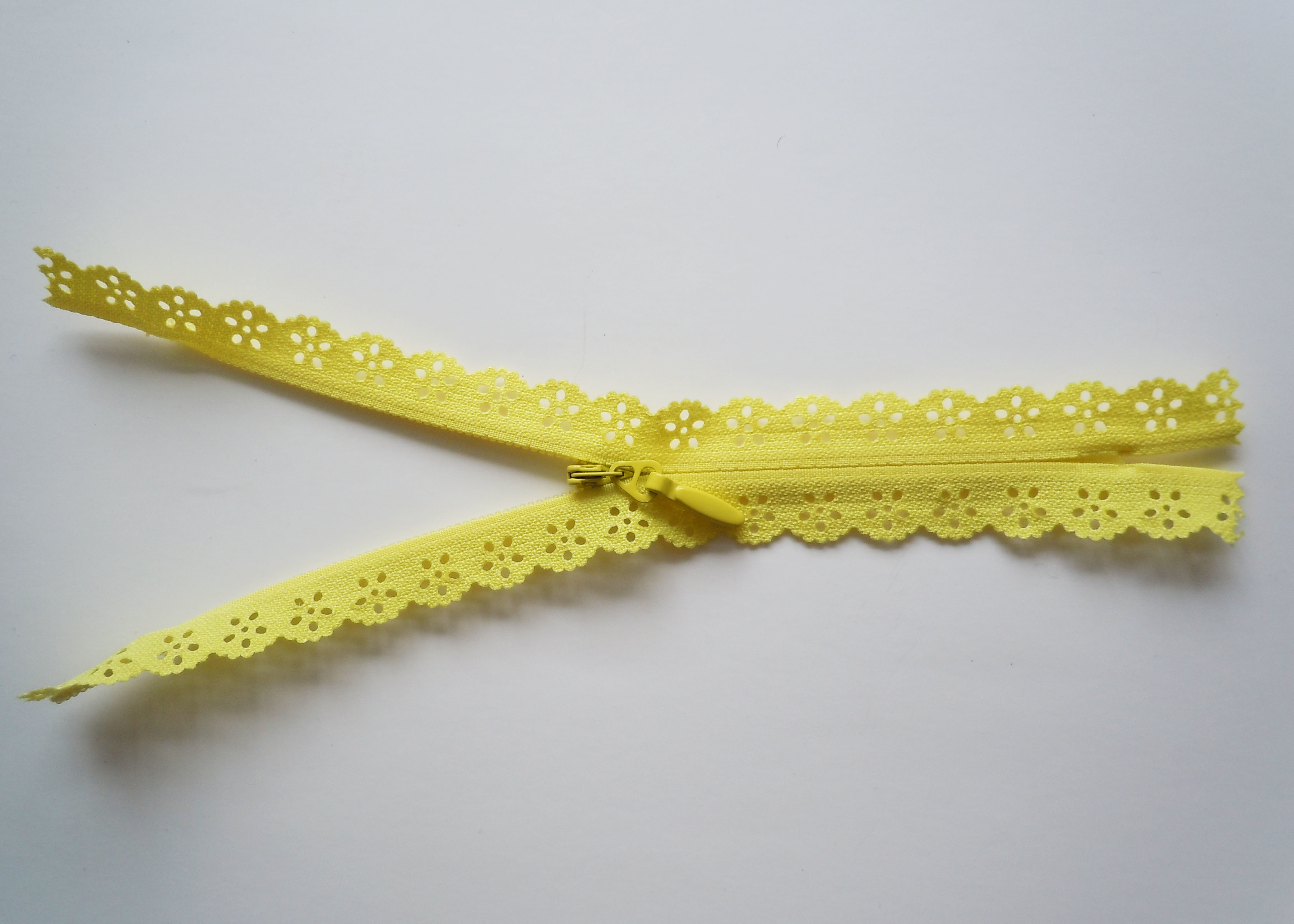 Nice design 24 colors available #3 lace nylon zipper with waterdrop slider for garment