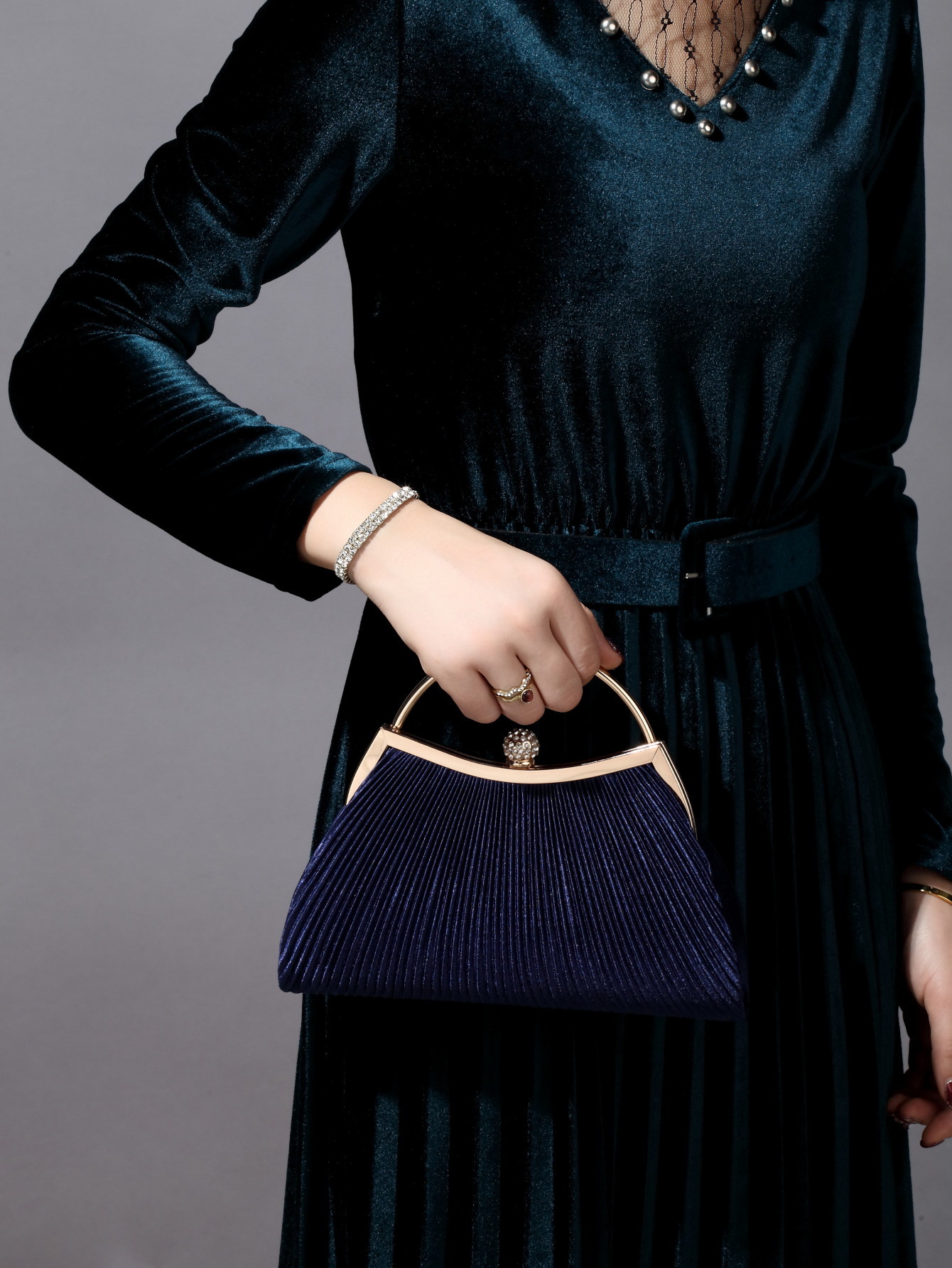 EUROPE AND THE UNITED STATES RETRO SOLID COLOR PLEATED HAND RING FASHION LOCK CLOSED DINNER BAG CHAIN CROSSBODY BAG