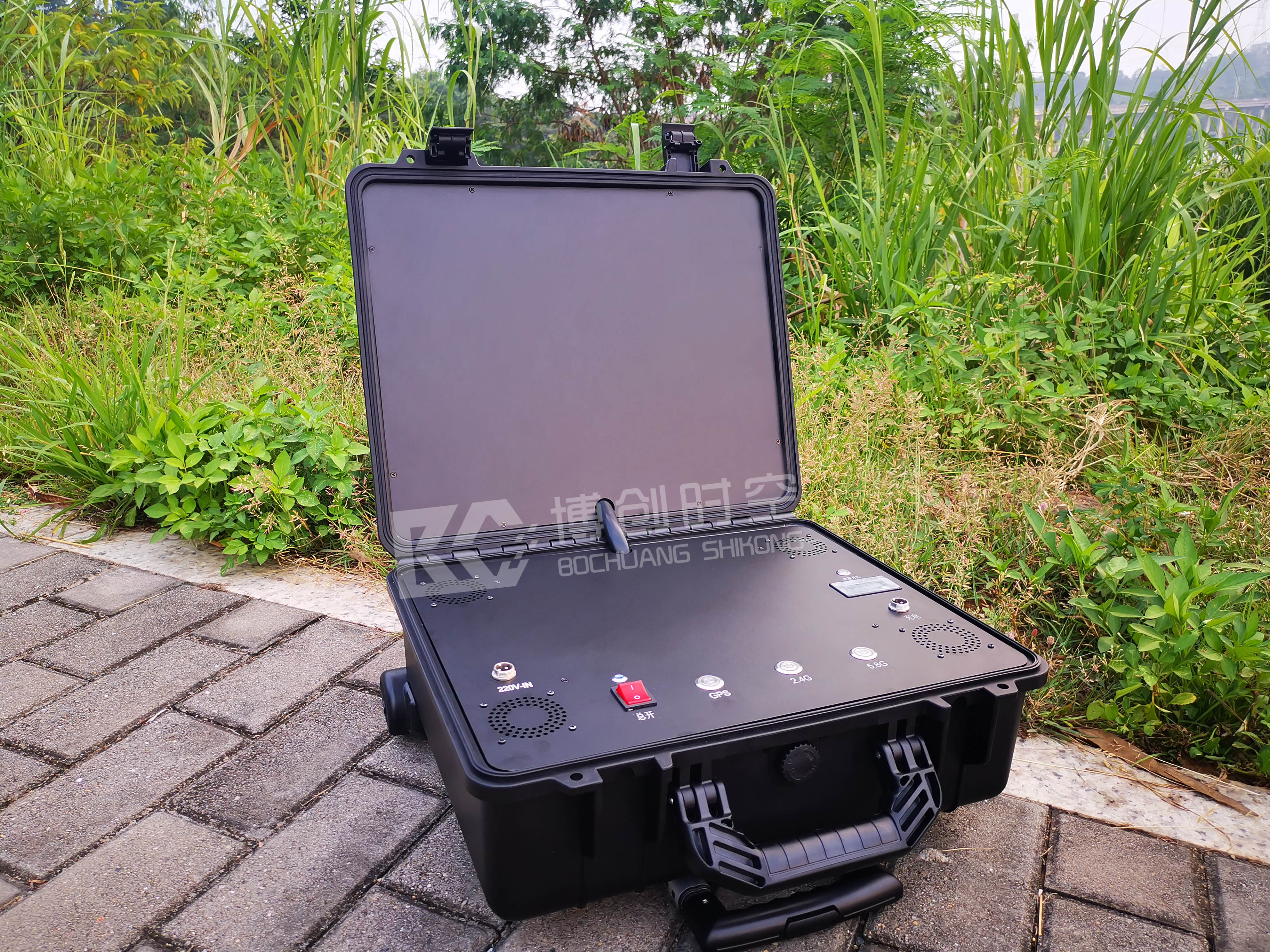 Trolley box style UAV drive off equipment 1500m automatic drive forced landing UAV jammer frequency can be customized