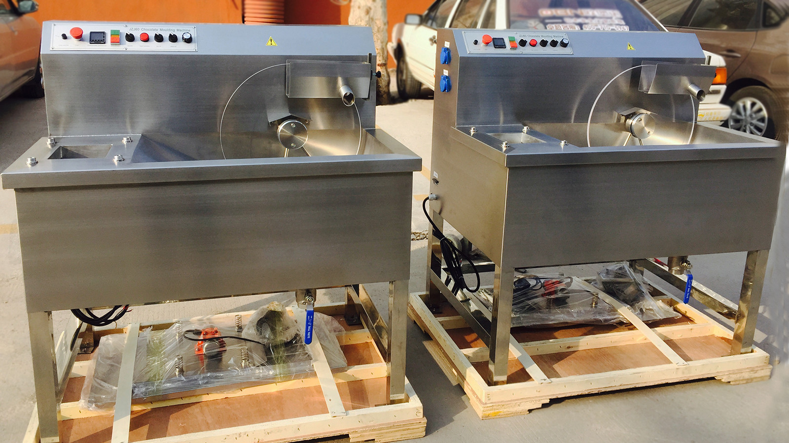 Automatic Chocolate Tempering Machine 30kg 60kg With Vibrating Table