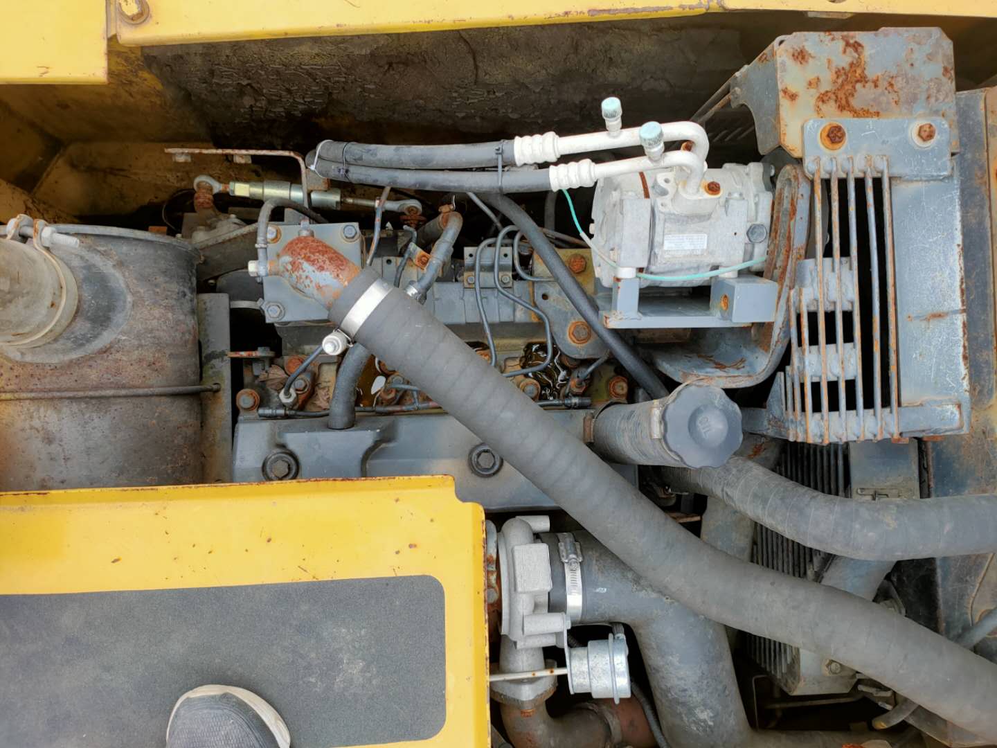 22 Tons of high-efficiency, high-quality yellow Used Komatsu PC220-7