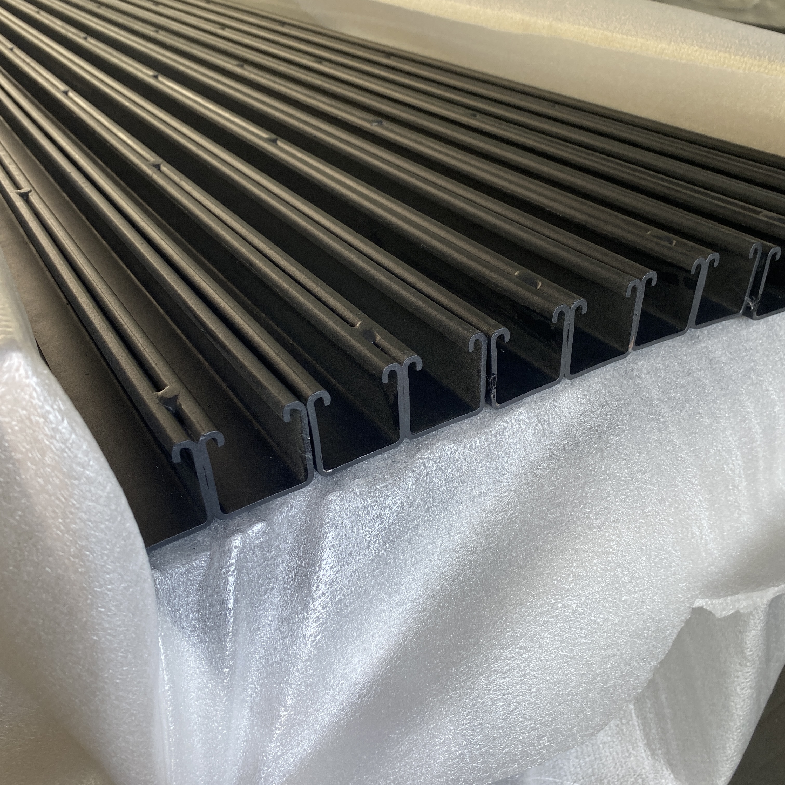 Custom Design Black Plain 41x41 Side to Side Strut Channel with Bracket