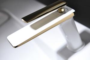 China T&F Bathroom Basin Faucets , Chrome Brass Single Hole Basin Mixer Tap on sale