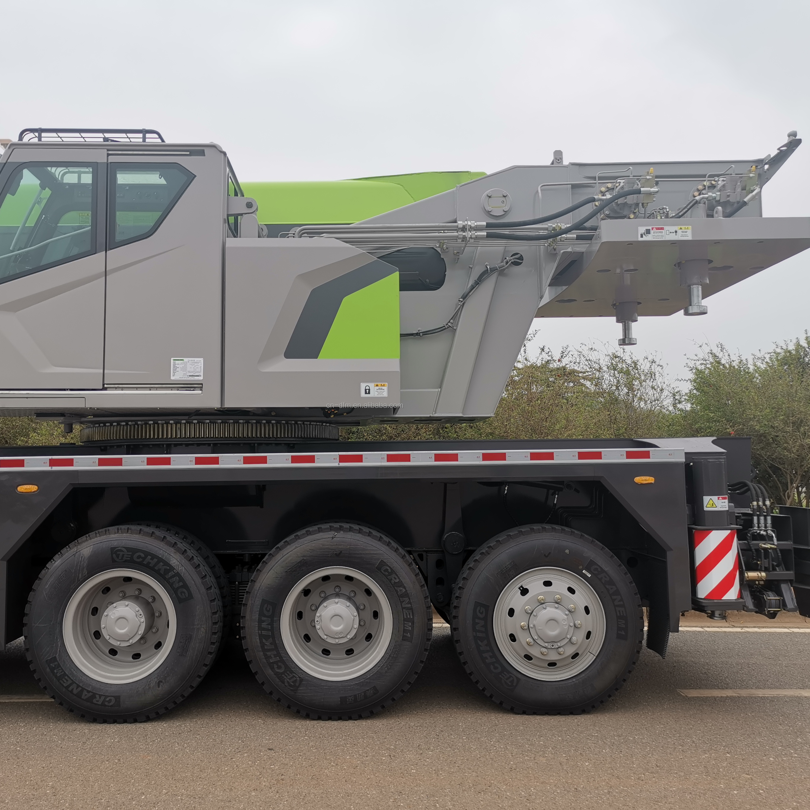 100 Ton ZOOMLION Hydraulic Used Truck Crane The Essential Equipment for Construction