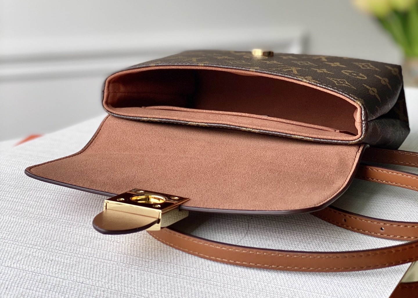 Women'S Black Handhold Luxury Bucket Bag With Lock Catch