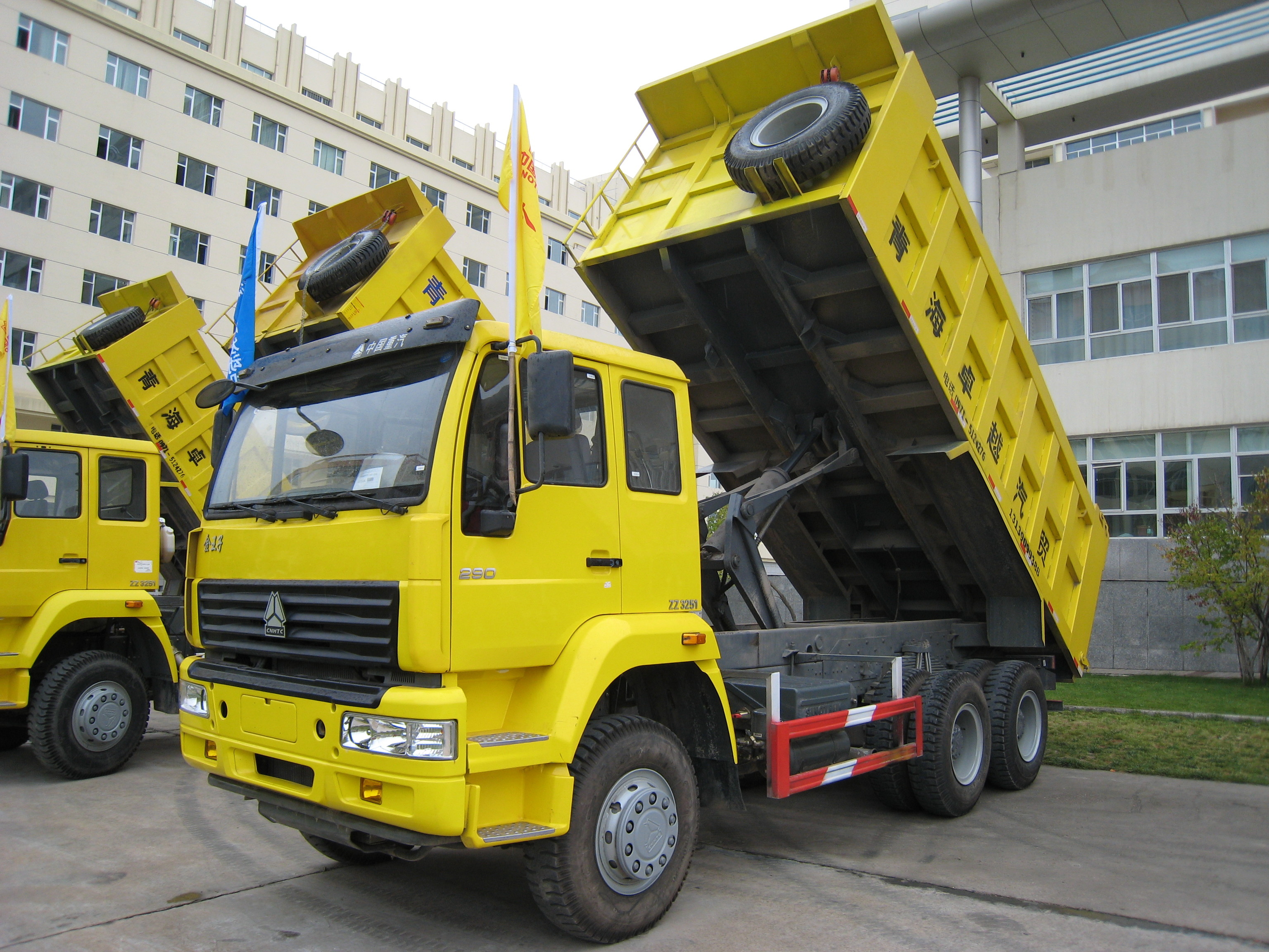 24 Tons Loading Large Dump Truck , Commercial Dump Trucks With One Sleeper Cabin For Transport Clayey Sand