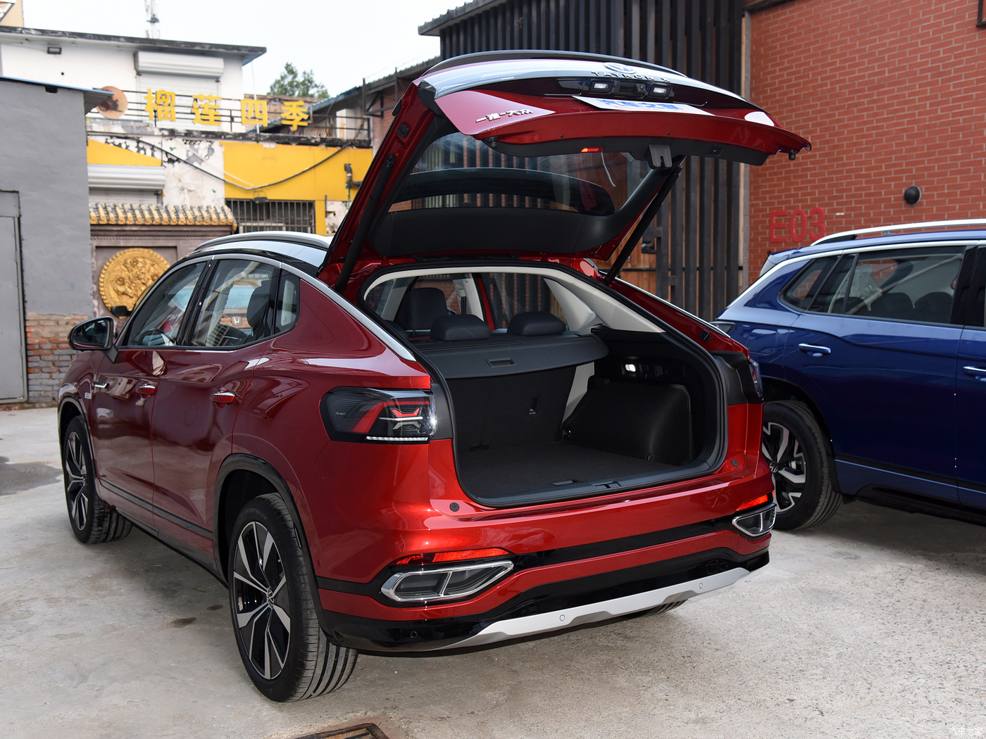 Medium Sized SUV Volkswagens Tayron X 1.4T Luxury Gasoline Commuter Car with Curb Weight 1000kg-2000kg and Wheelbase 2500-3000mm