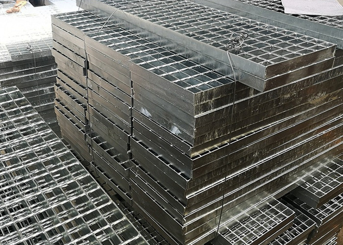 Serrated 30*100mm Hot Dip Galvanized Steel Grating High Strength