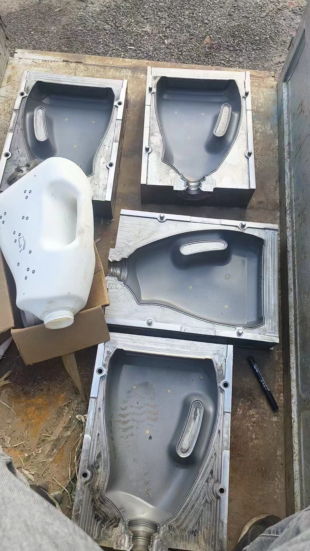 Multi Cavity Blow Molding Mold , Mineral Water Bottle Blowing Mould With Stacking Bucket