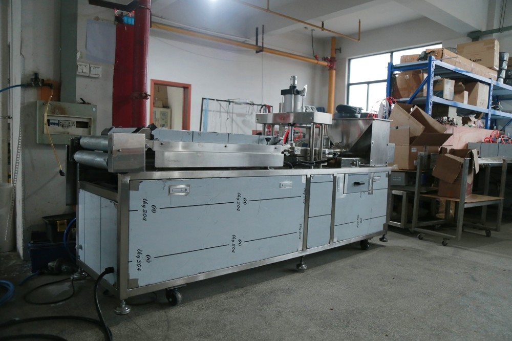 15cm 1000pcs/h Stainlesss Steel Food Encrusting Machine