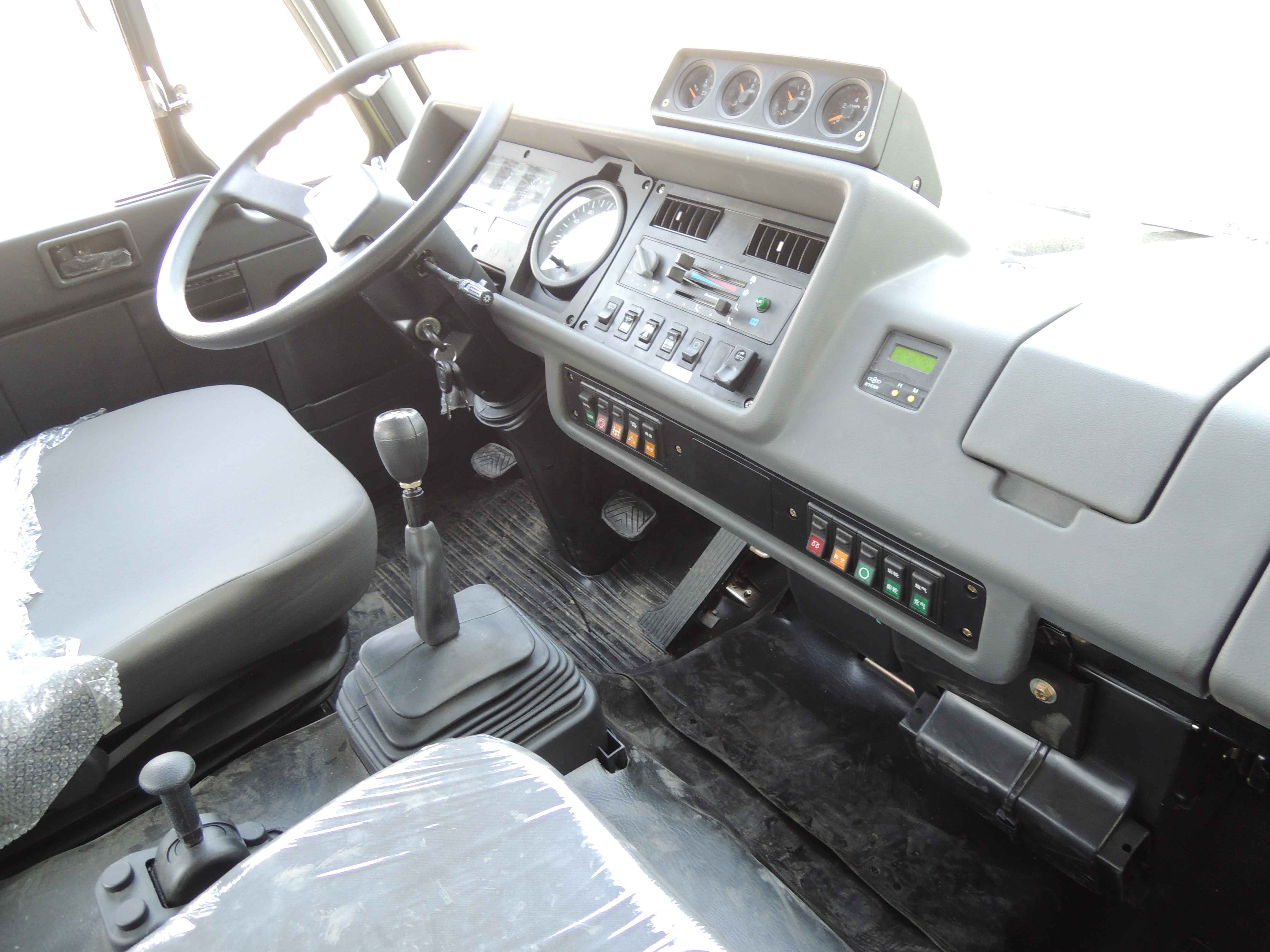 Fuel Tank Capacity 100-200L 10T Load 4X4 Off-Road Cargo Truck with Multimedia System