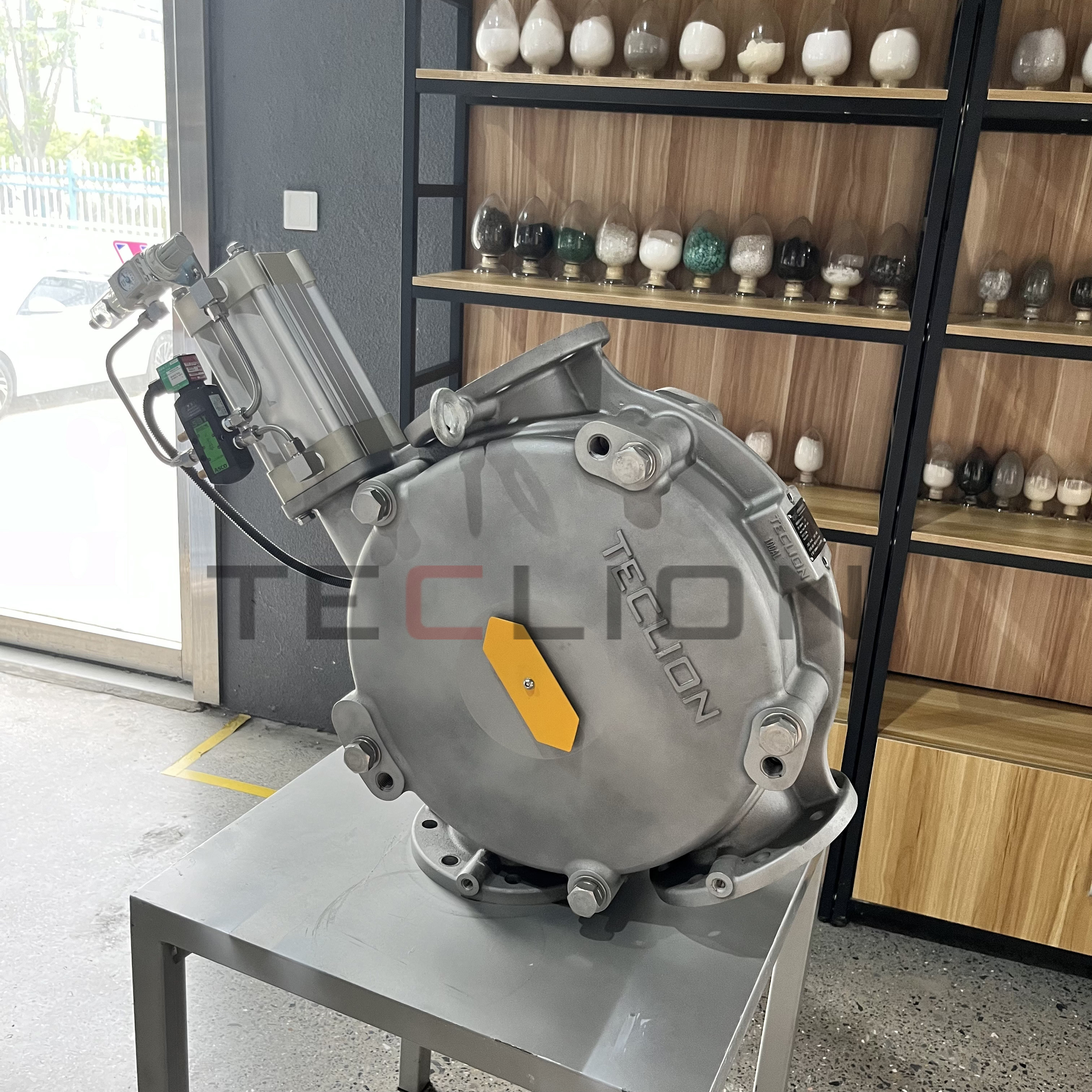 Dual channel directional valve made of stainless steel and cast aluminum material