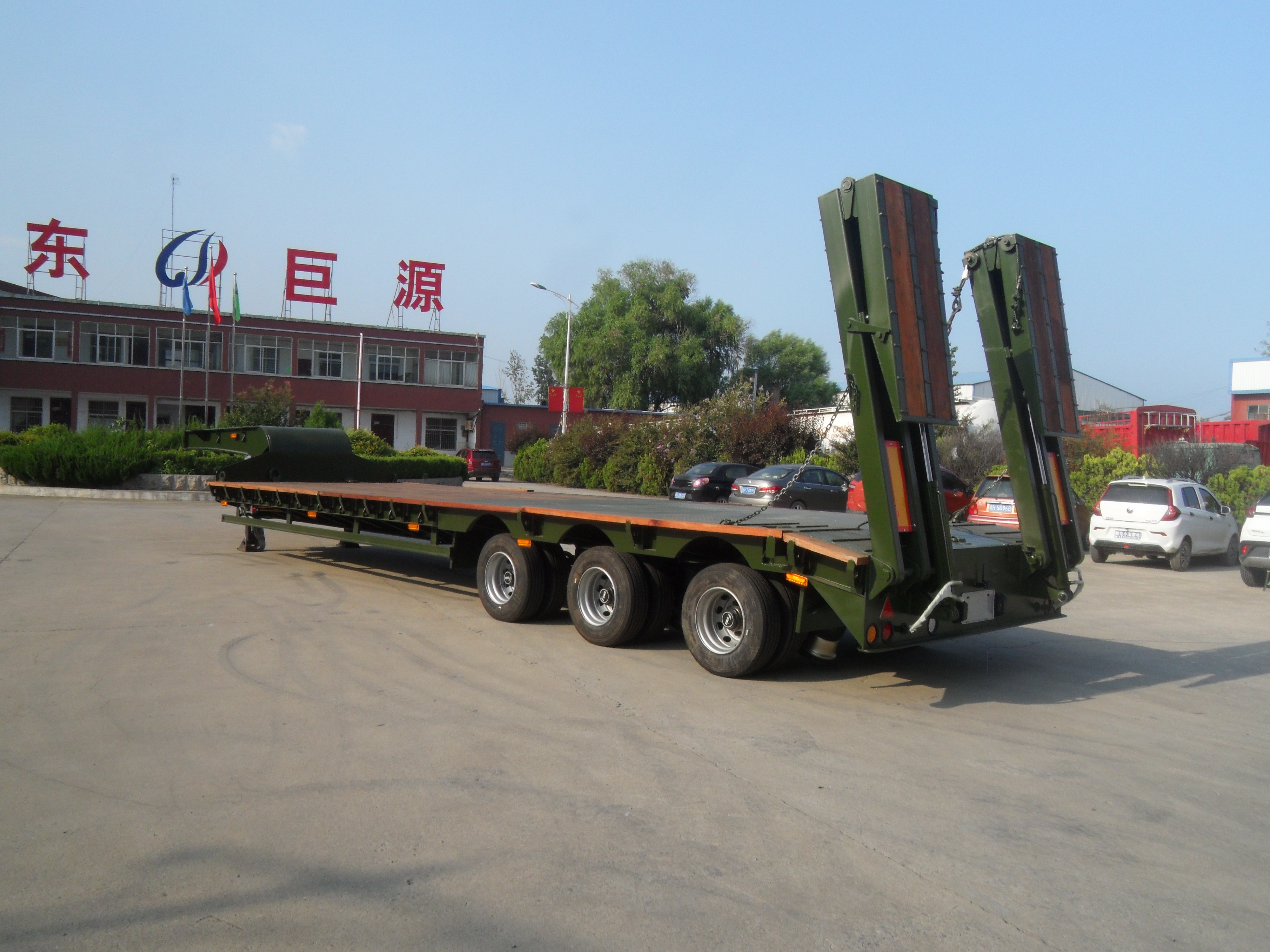 50 Ton Capacity Low Boy Truck Semi Trailer with Hydraulic Ramp and Main Beam Q345B