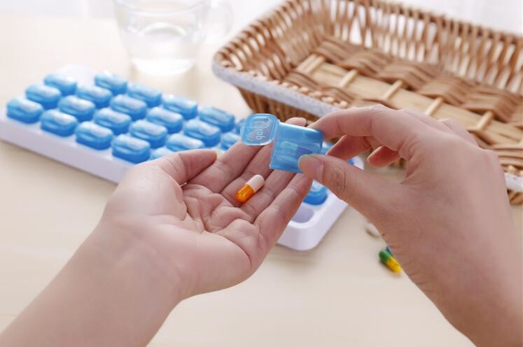 Premium clear plastic weekly pill holder one grid each day with pill splitter, one week 4case plastic pill container pil