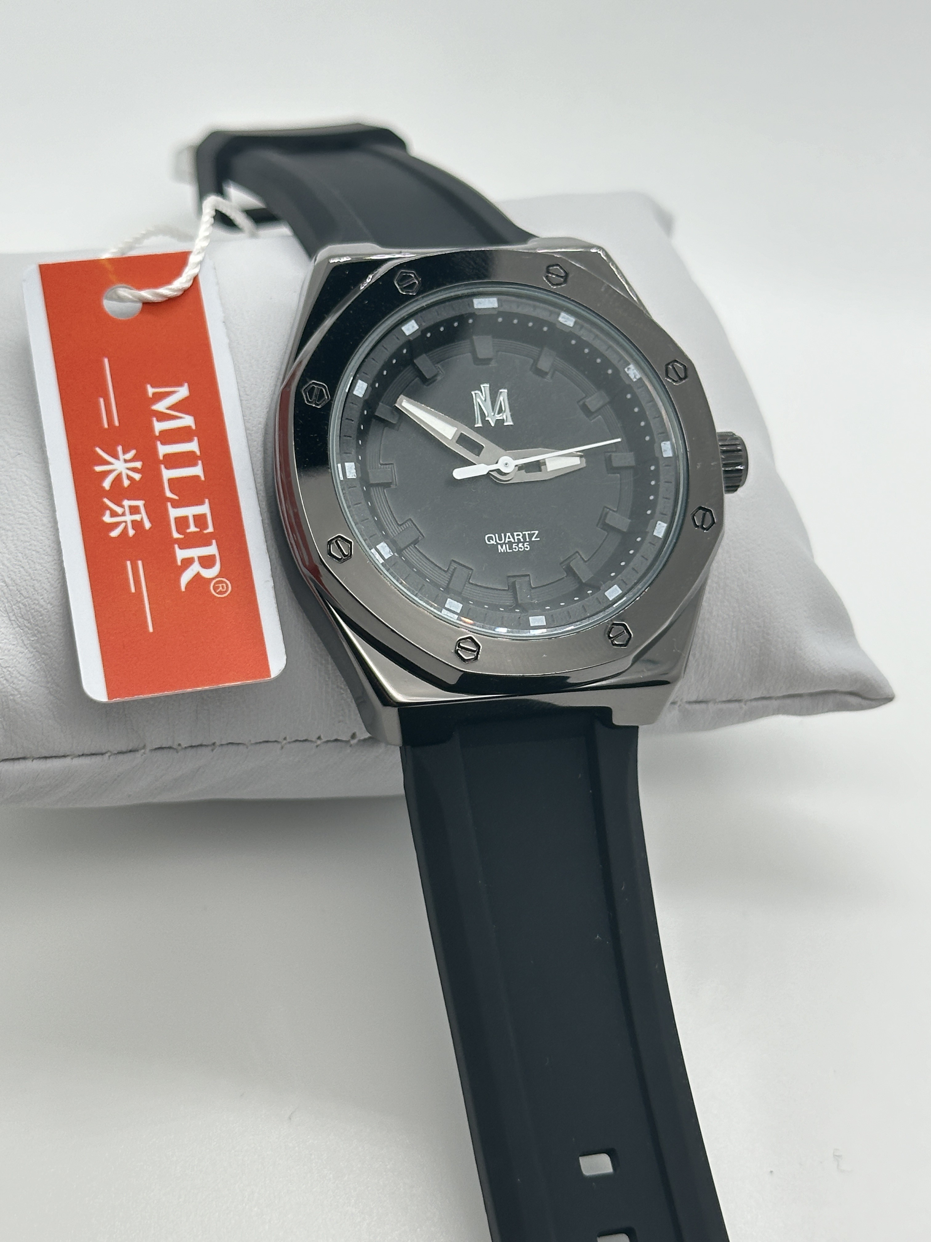Sporty And Chic Silicon Strap Watch Black Dial Fashionable Wrist Watch
