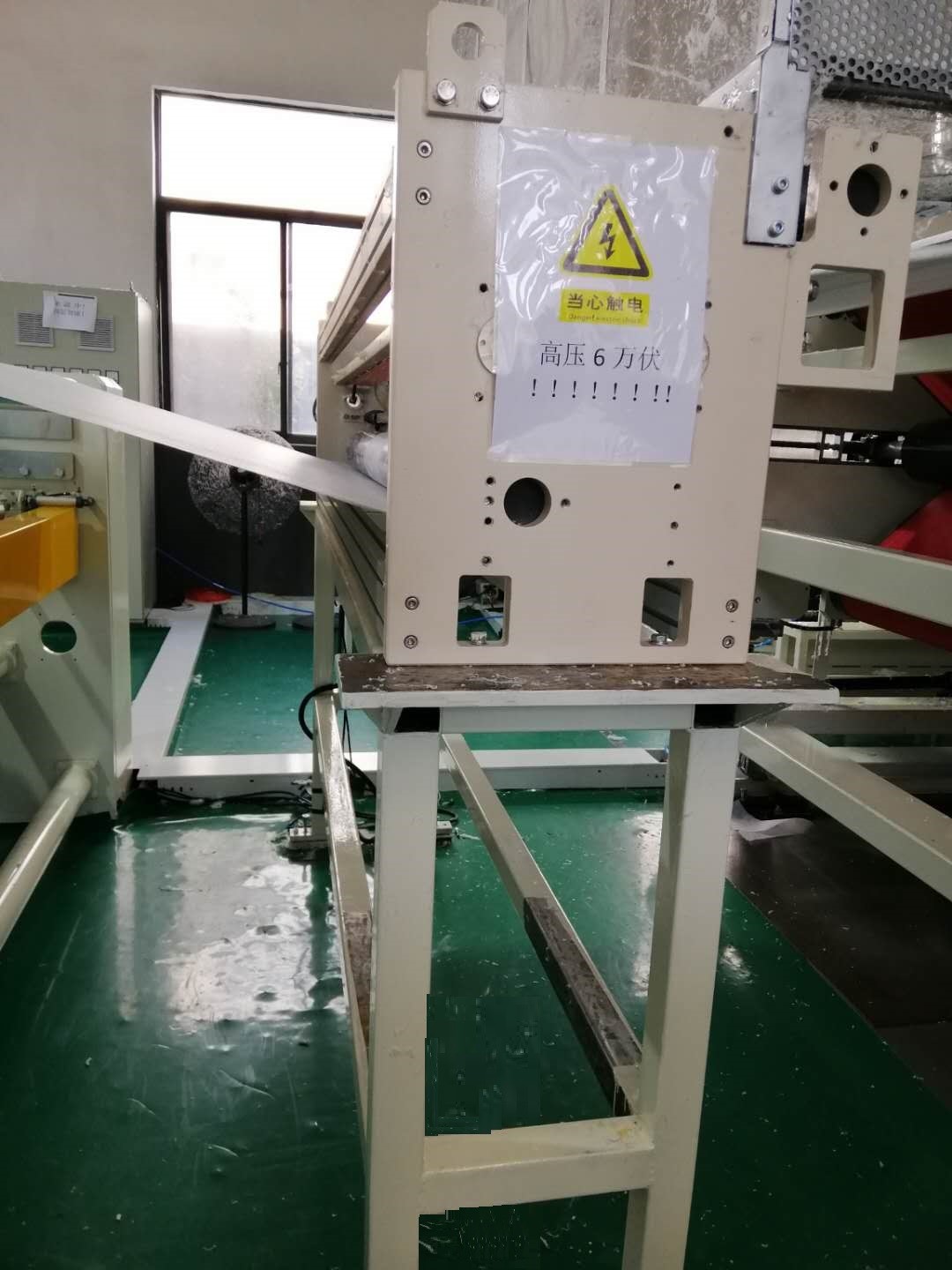 Fast Speed Melt Blown Cloth Machine , Non Woven Making Machine Low Noise white and blue with 2400 spinneret hole