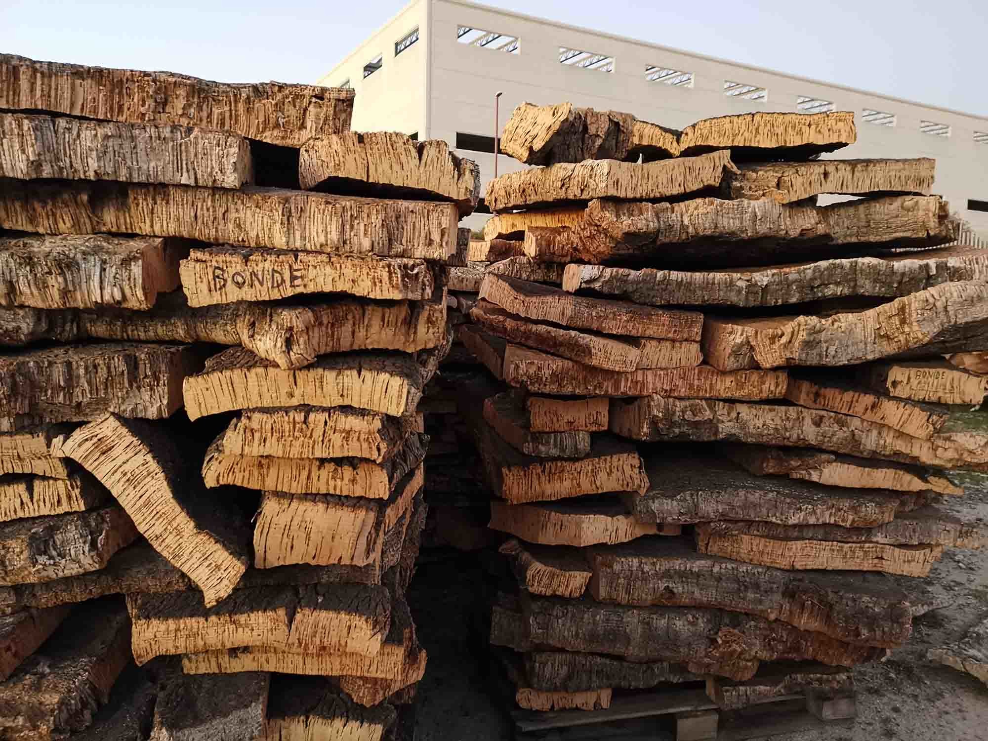 Thickness 5-25mm Natural Cork Bark Imported Portugal Cork Oak Bark Raw Material