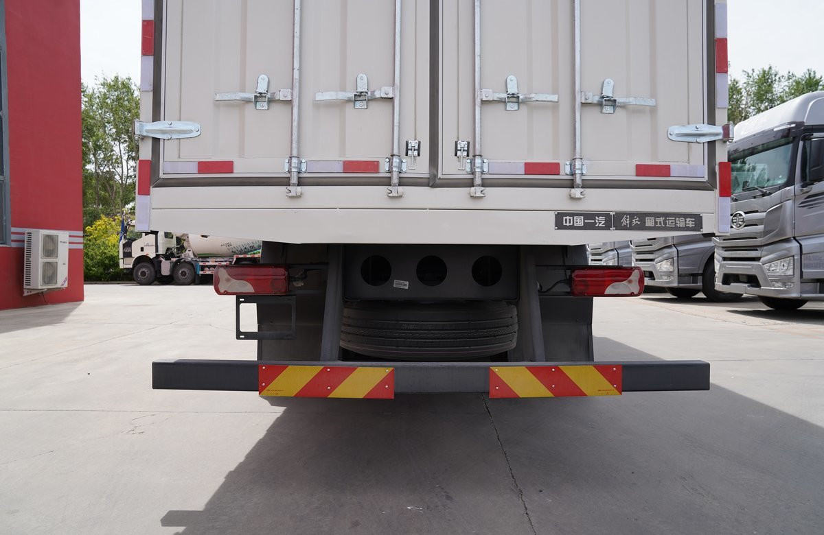12 Wheeler Cargo Truck 8×4 Diesel Engine 560hp FAW Lorry Truck Van Box 20 Tons Capacity