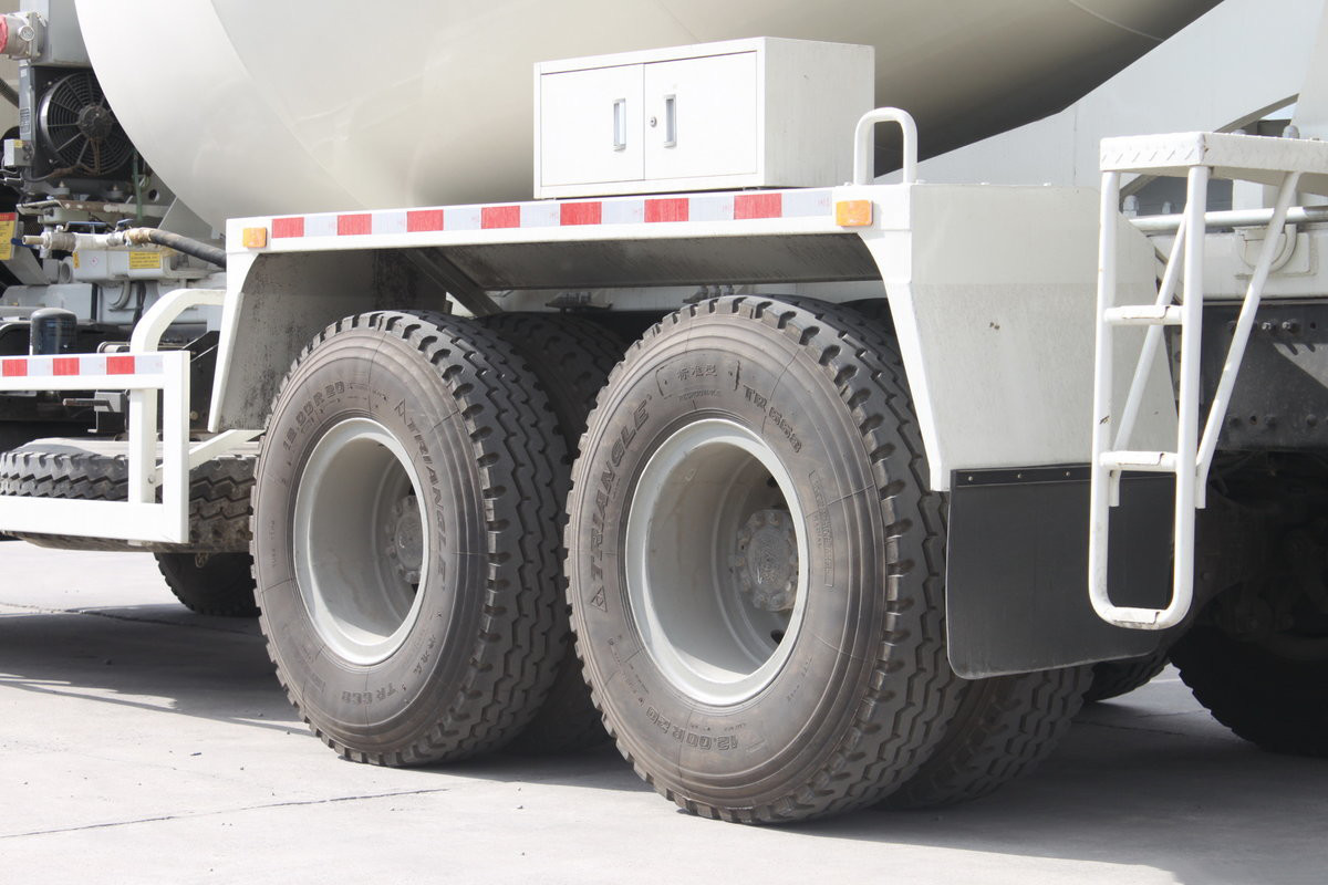 FAW Jiefang Concrete Mixer Truck J6P 350HP 6X4 Flat Top Cab 4.7m3 Tank Automatic Air Conditioning