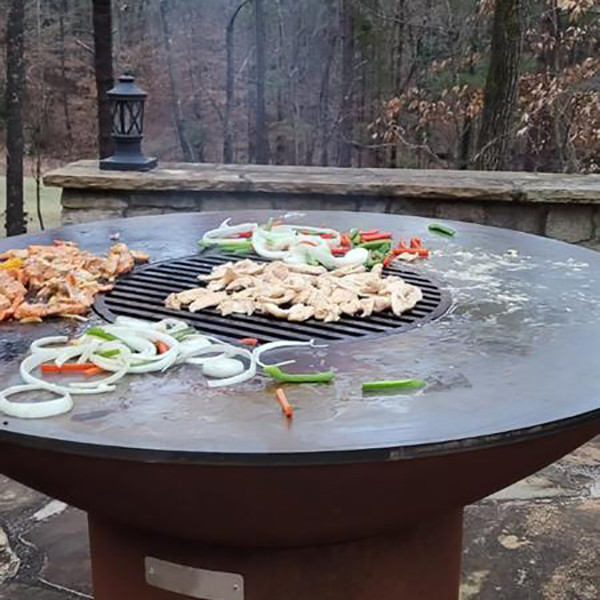 Charcoal-fueled weatherproof metal outdoor cooking BBQ grills for grilling meat or vegetables