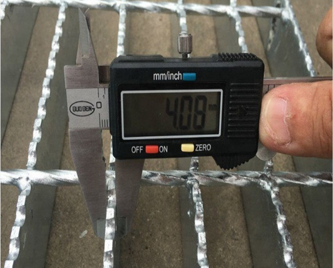 Anti Slip Hot Dipped Galvanized Serrated Bar Steel Grating 8x8mm