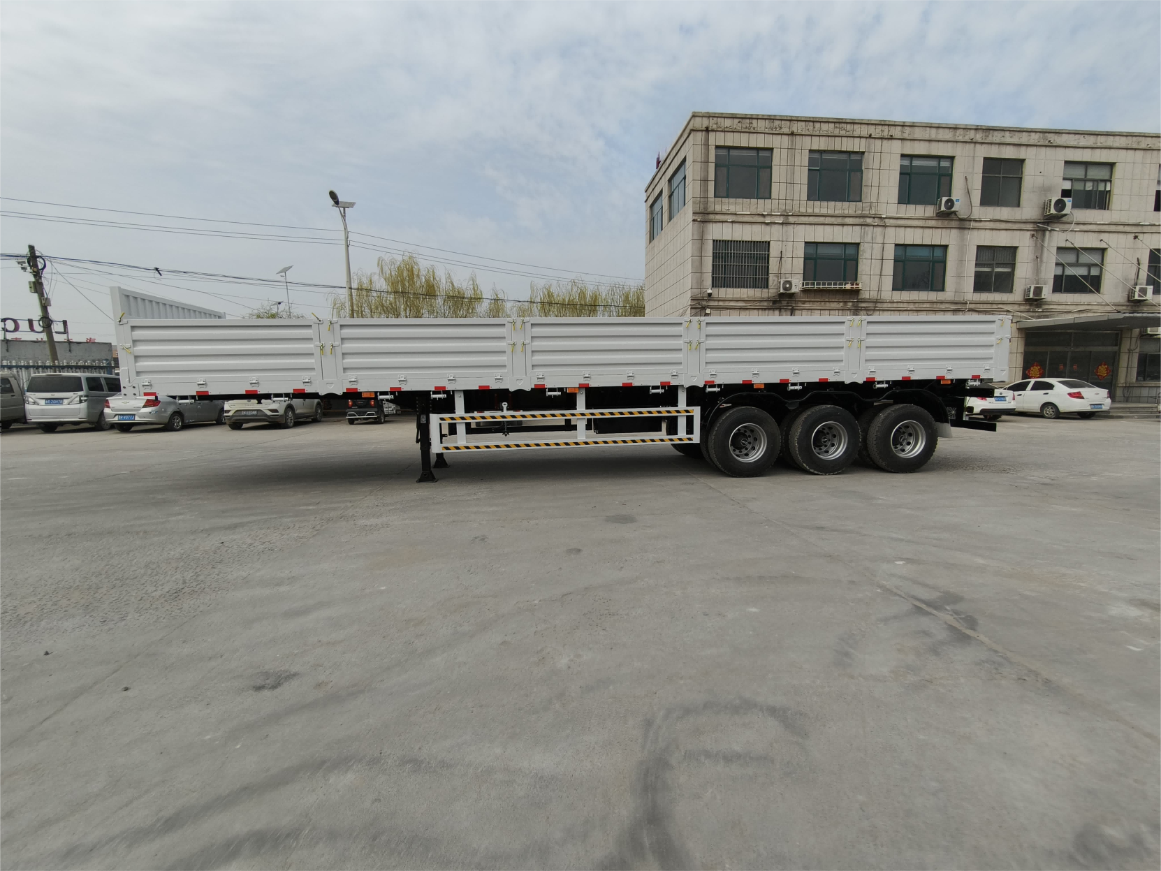 CIMC 40FT 3 Axle tare weight 8.5t 1300*2500mm heavy duty mechanical suspension 13pc leaf spring Wall Side Rollover semi trailer
