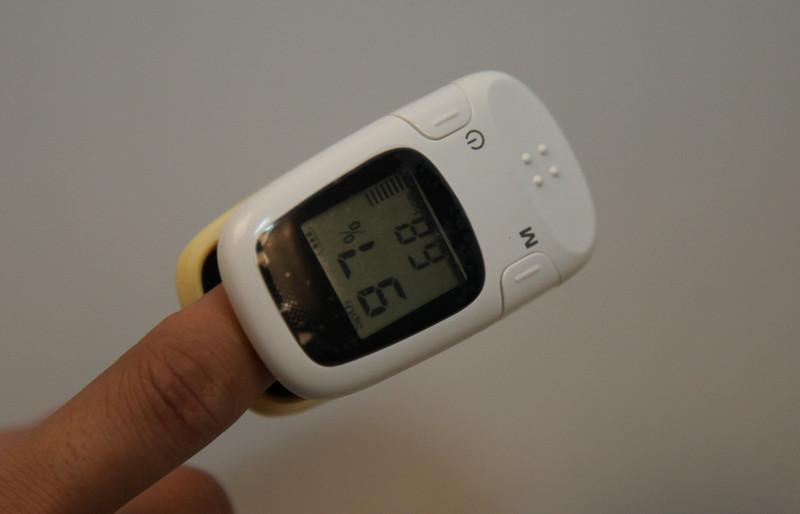 White Recording Fingertip Pulse Oximeter Monitor Pulse Oxygen Saturation