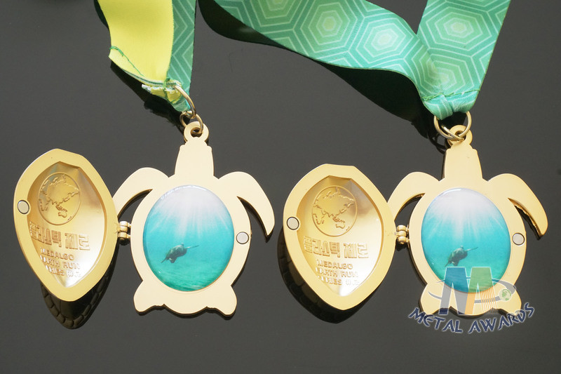Turtle Shell Animal Medals With Colorful Satin Ribbon , Printing Sticke With Gloss Dome Covered