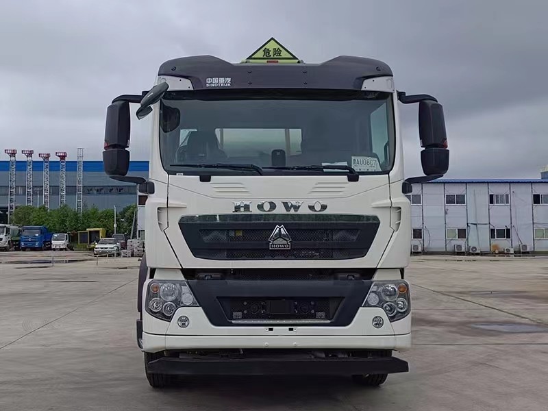 Strong And Rigid Howo Oil Tank Trucks For Integral Load Bearing Structure