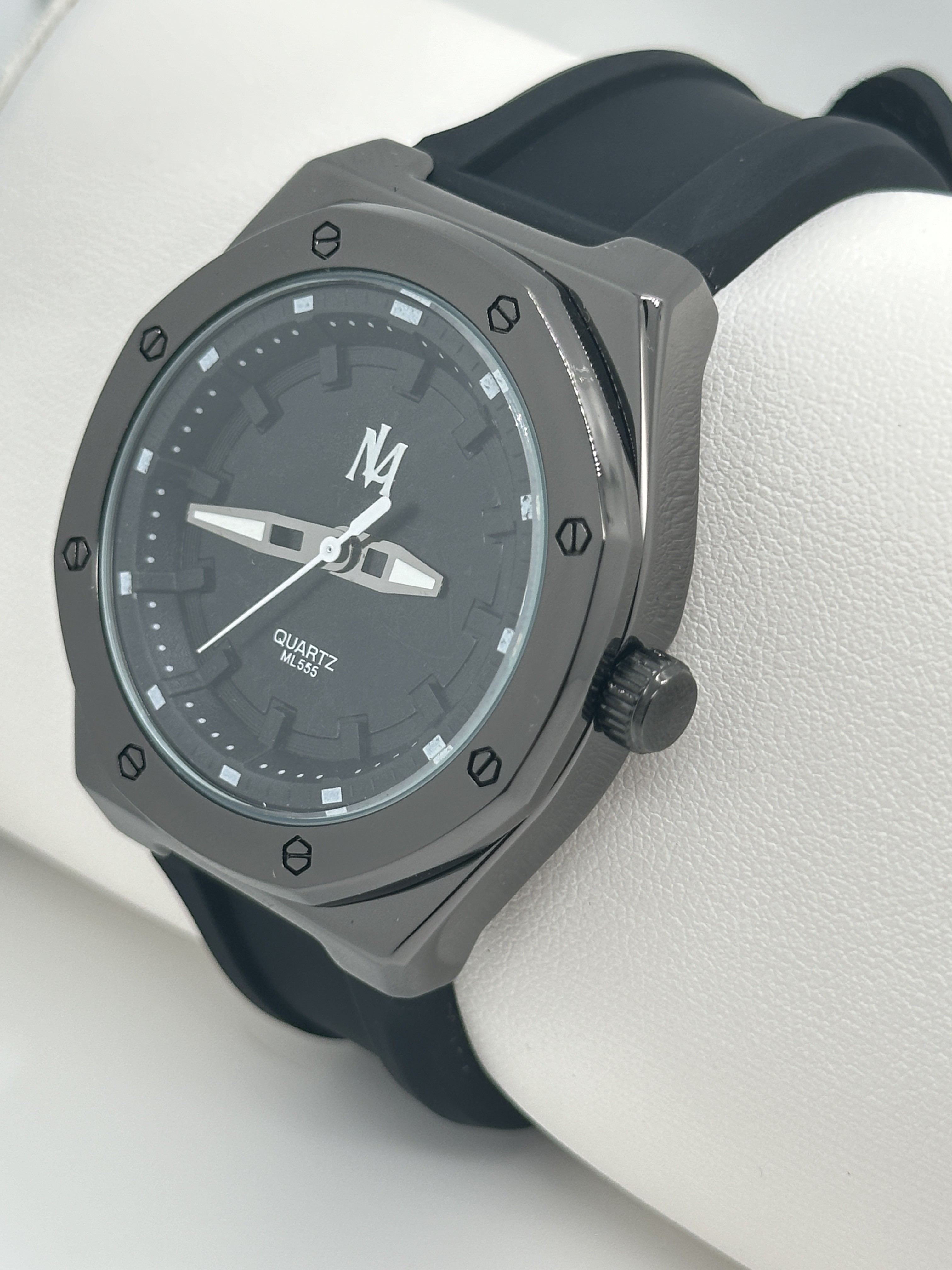 Sporty And Chic Silicon Strap Watch Black Dial Fashionable Wrist Watch