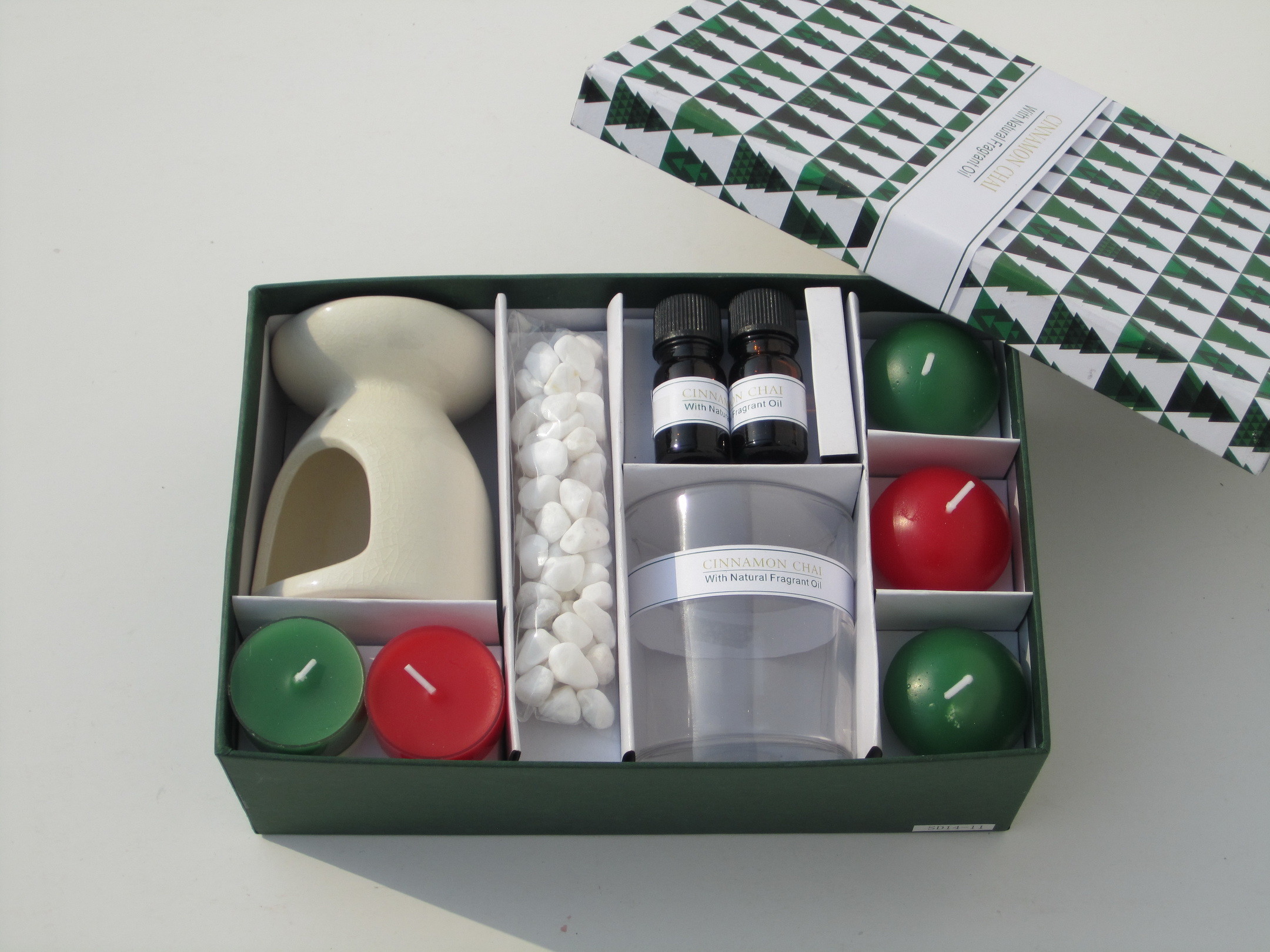 Red & Green Cinnamon chai fragrance scented tealight candle & floating candle packed into gift box