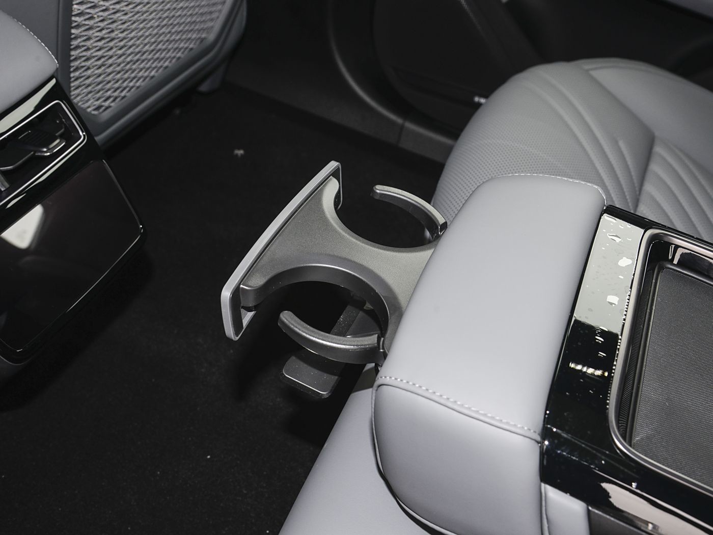 Zeekr 001 New Model 750 Km Long Range Limousine Electric Car with 0.25 Hours Charging Time and Pure Electric Energy with Big Space