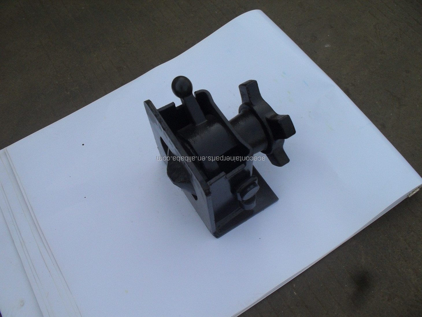 Semi Trailer Double Container Trailer Twistlock Twist Lock Front Pin Lock Trailer Parts Red and Black