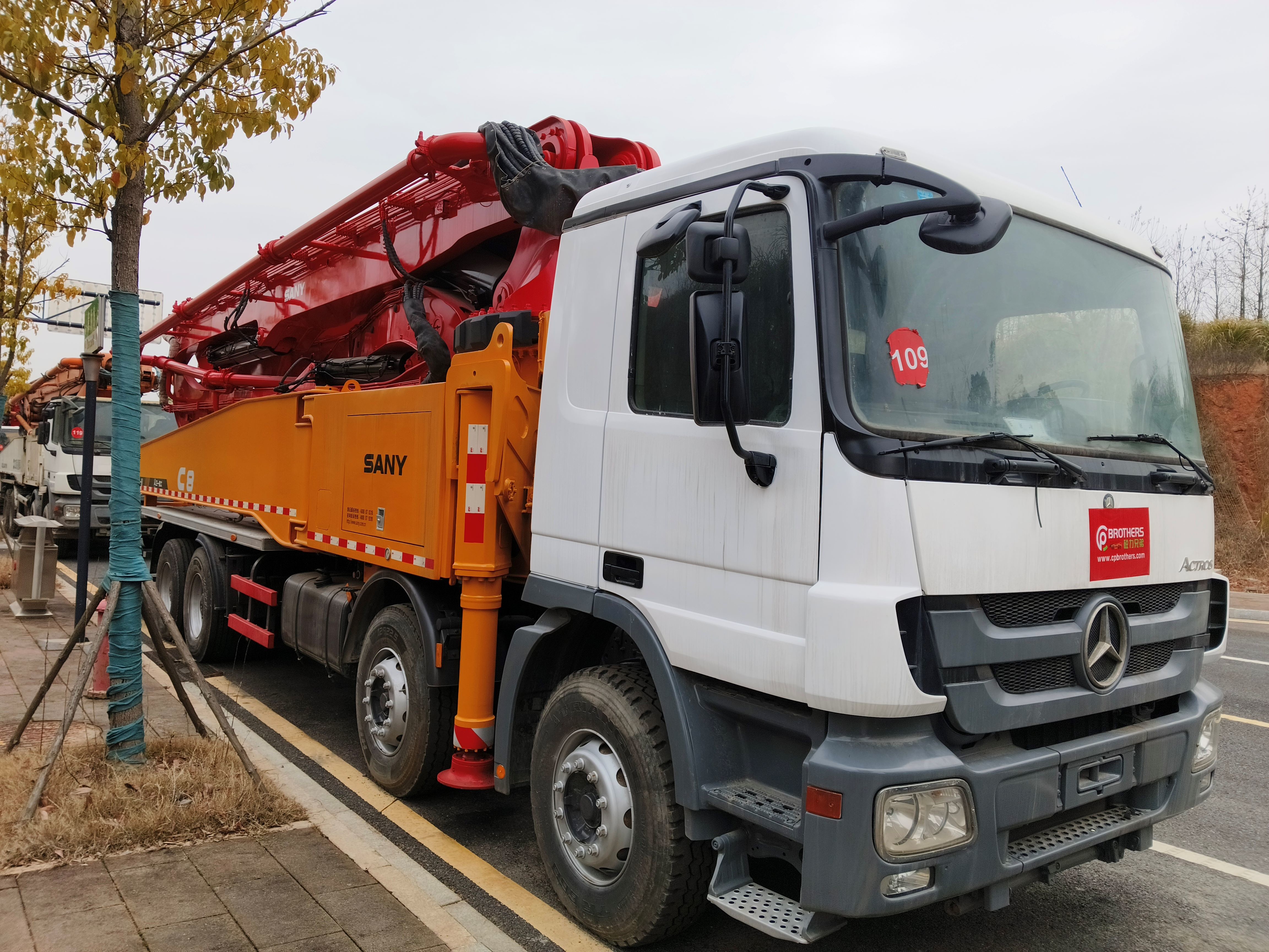 2013 52 m concrete pump truck 52 m installed Mercedes chassis