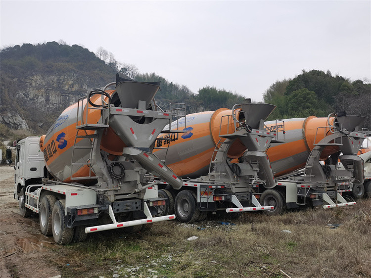 10m³ White Twin Shaft Concrete Mixer Truck For Industrial