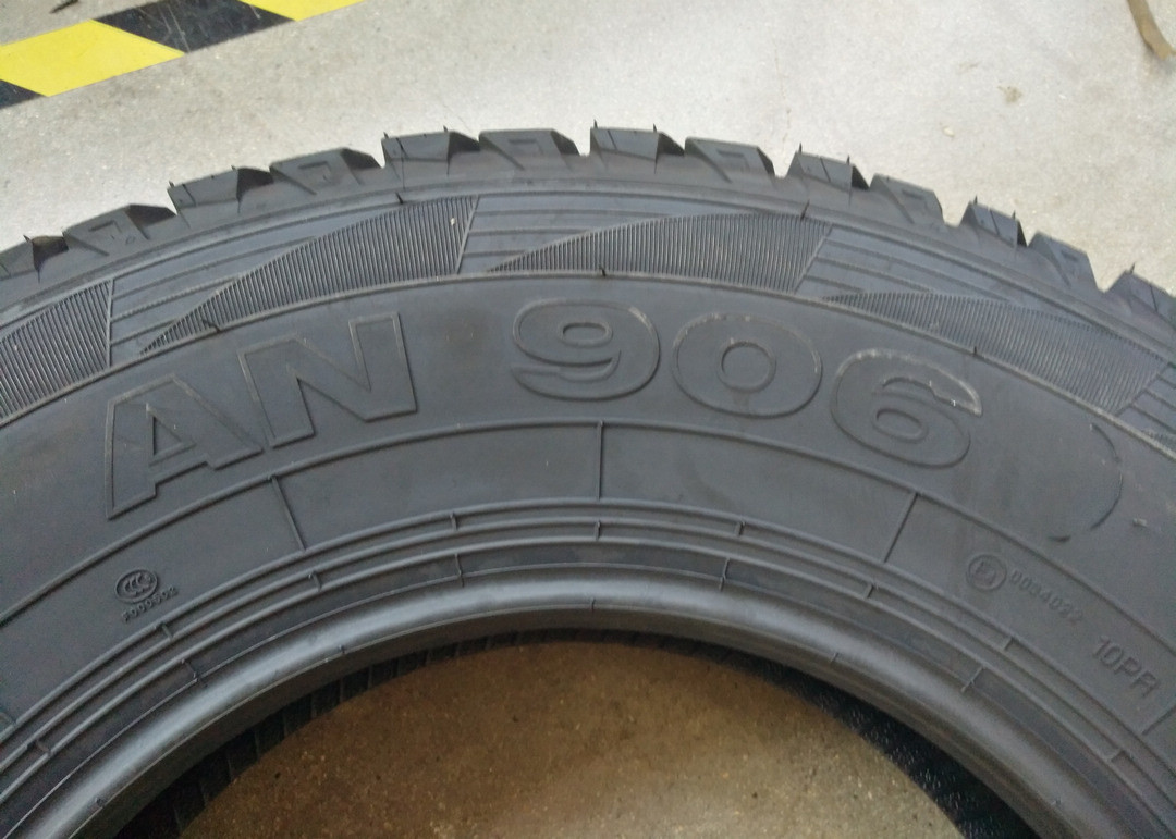115 / 112R All Terrain Light Truck Tires Rugged Block Tread Design LT215/85R16