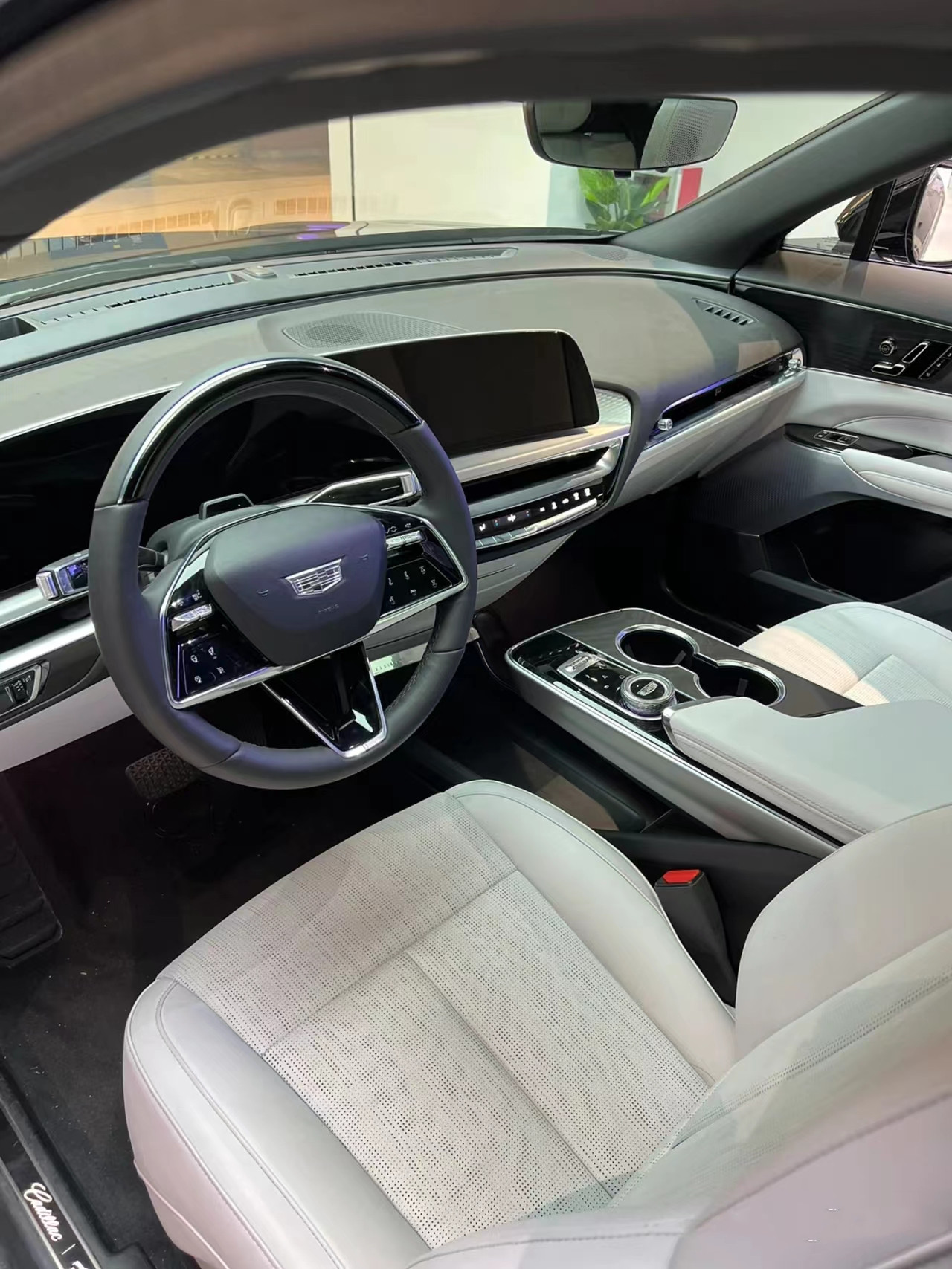 2024 Cadill-ac LYRIQ Large Electric SUV 255kW Motor 190km/h Maximum Speed and 440N.m Maximum Torque with Large Space