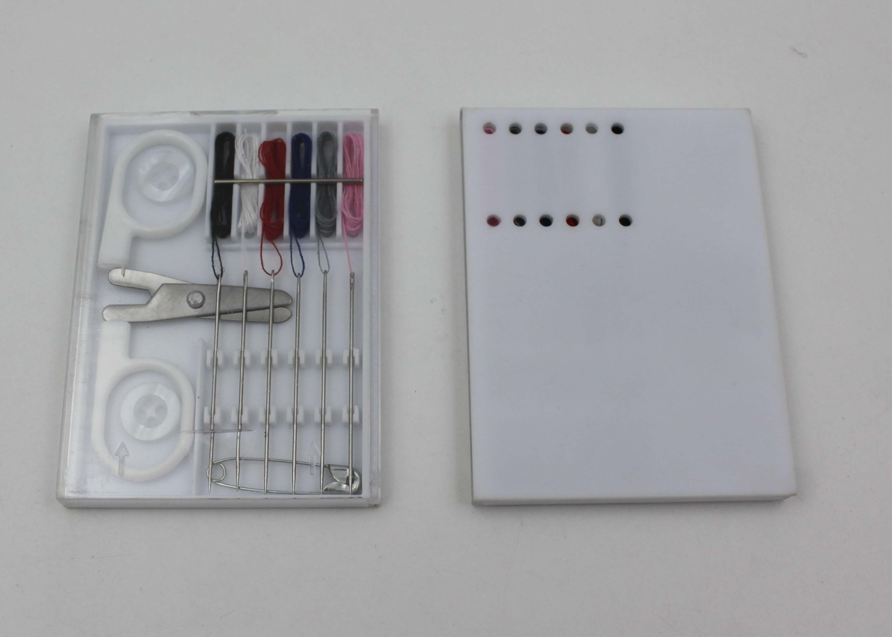 Disposable Hotel Mini Sewing Kit Accessories With Scissors / Pin / Neddle And Thread