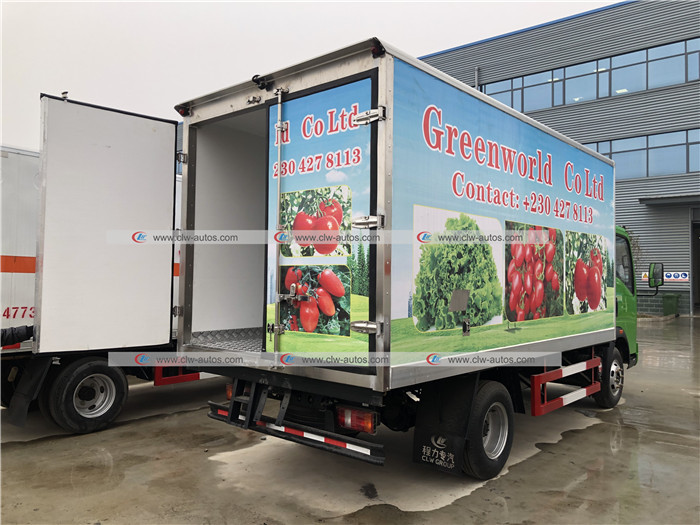 Sinotruk HOWO 5 Tons Refrigerated Truck Vegetable Ice Cream Transport Freezer Truck