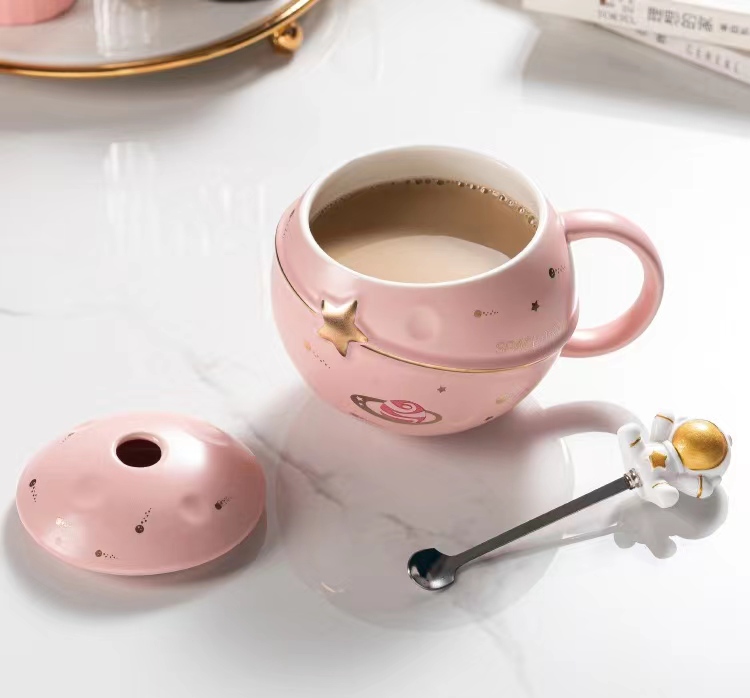 Hot Selling Wholesale 400ml Creative 3D Space ball shape Porcelain ceramic astronaut coffee cup mug with lid and spoon