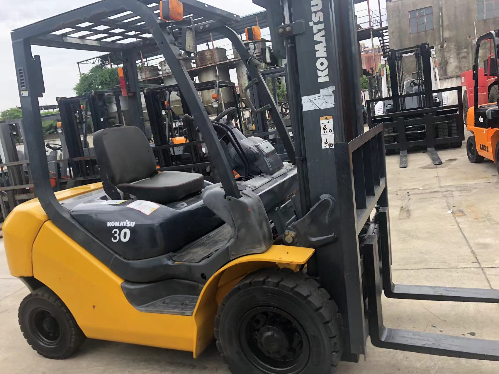 Used Komatsu Forklift 4000 kg 2 Tons 3 Tons 5 Tons Japan ISUZU Engine Performance