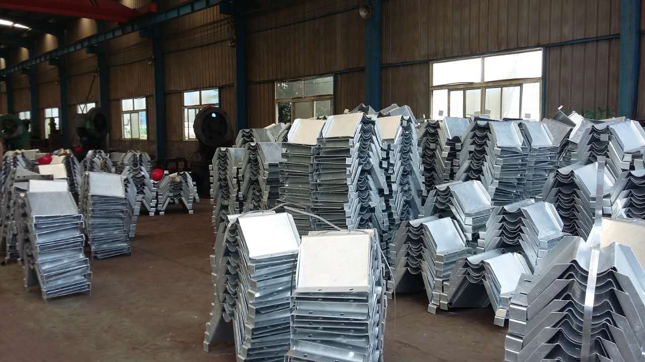 Highway Road Vehicle Barrier Galvanized Powder Coated Thrie Beam W Beam Guardrail