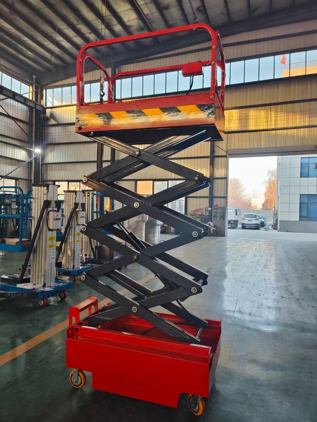 Manual Moving Battery Lift Up And Down Scissor Aerial Work Platform