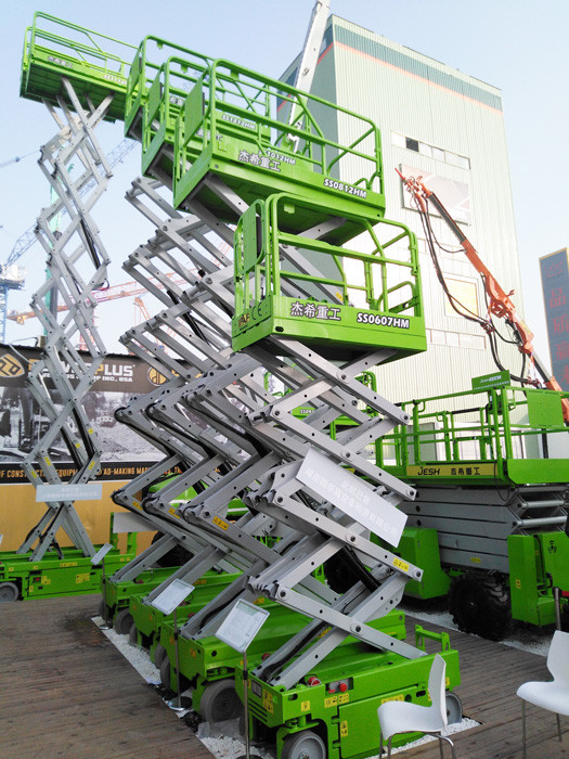 6m Scissor Lifts Mobile Aerial Platform , Mobile Lift Platform Green