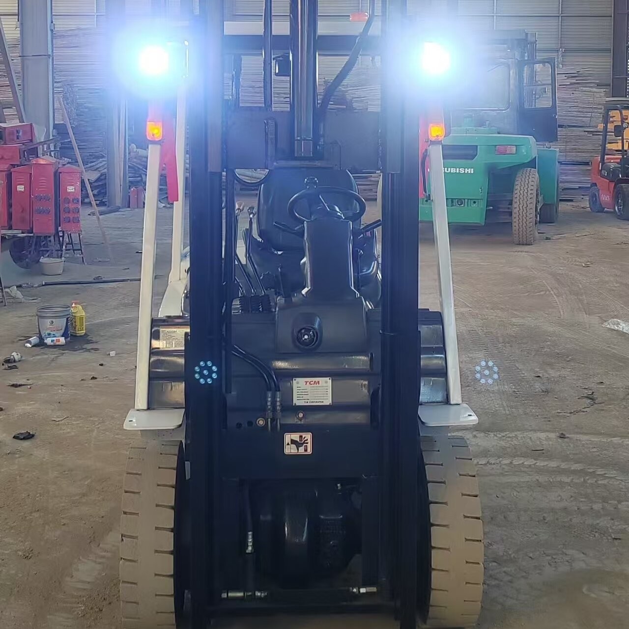 Second Hand TCM 3 Ton Diesel Forklift Lifting Height 4.5 Meters Three Stags White Color