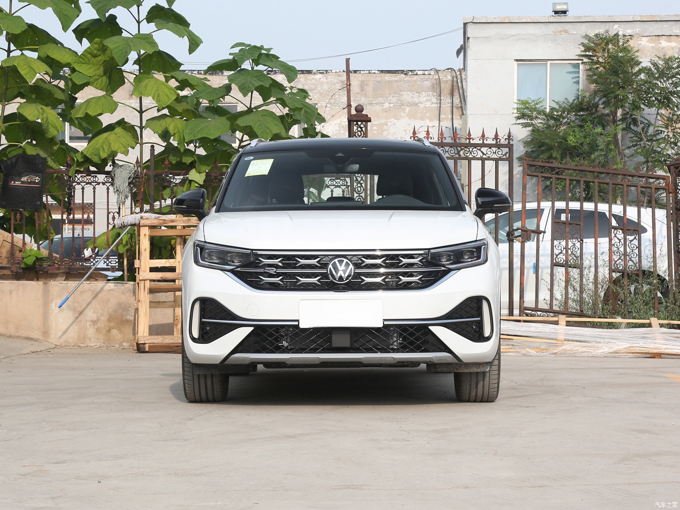 Medium Sized SUV Volkswagens Tayron X 1.4T Luxury Gasoline Commuter Car with Curb Weight 1000kg-2000kg and Wheelbase 2500-3000mm