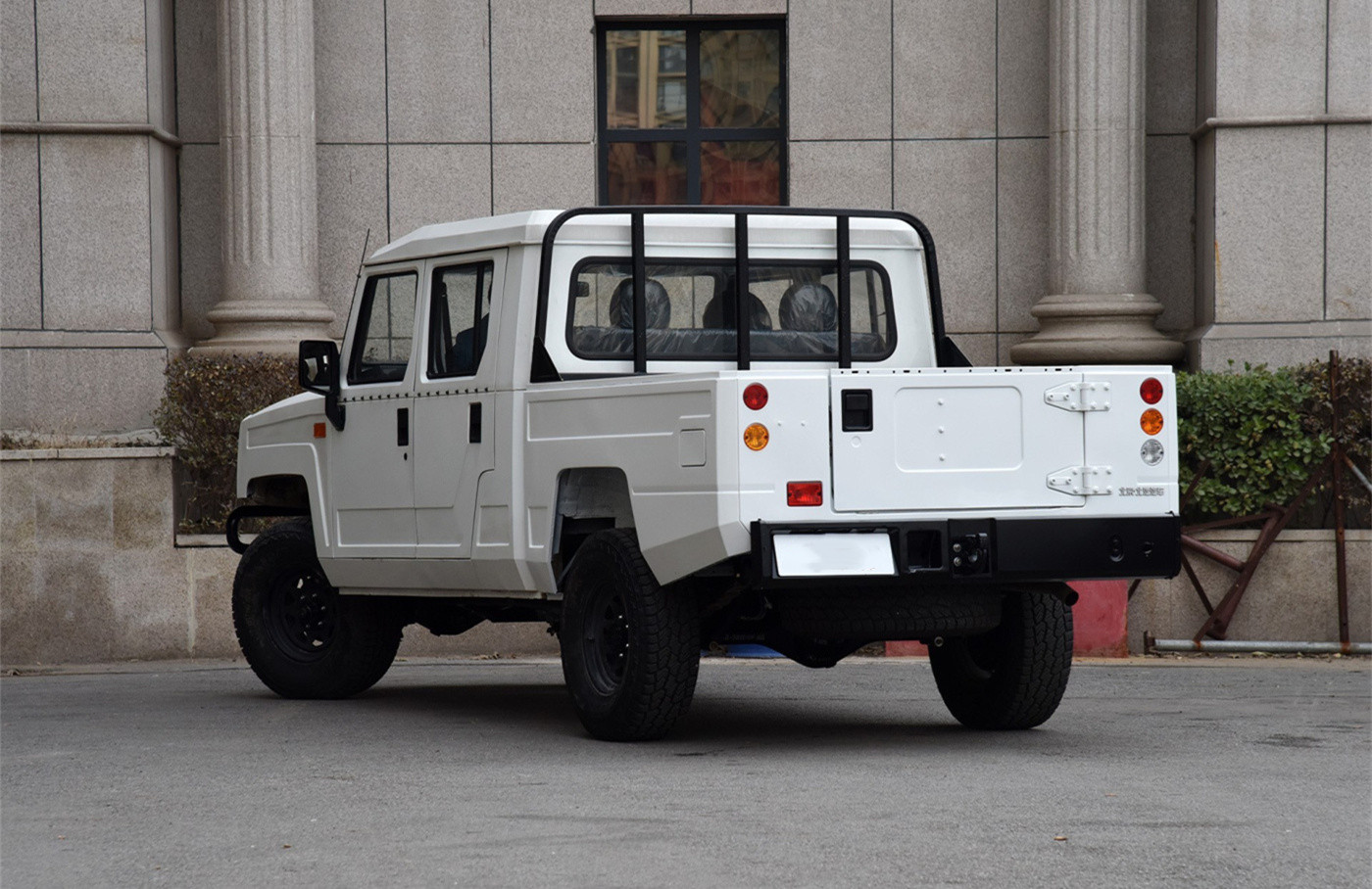 Double Row Diesel 4x4 Off-Road Pickup Truck with Air Suspension Driver's Seat