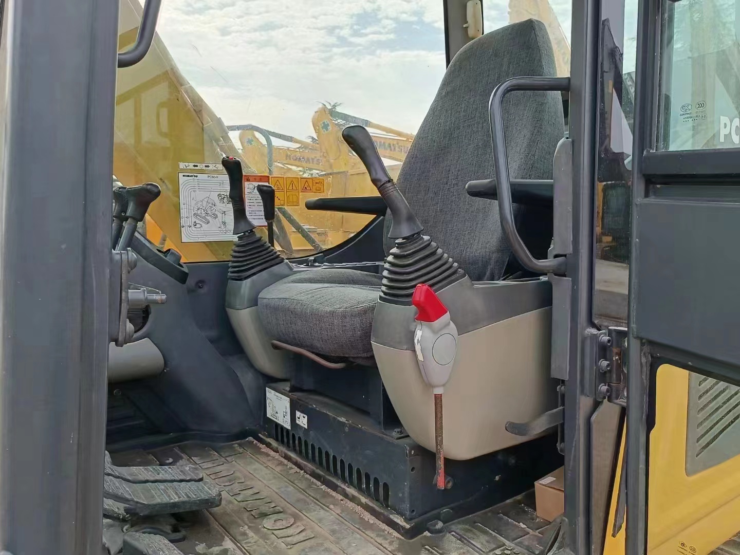Japan made Komatsu PC60 excavator 6.1 ton operating weight equipped with Cummins engine