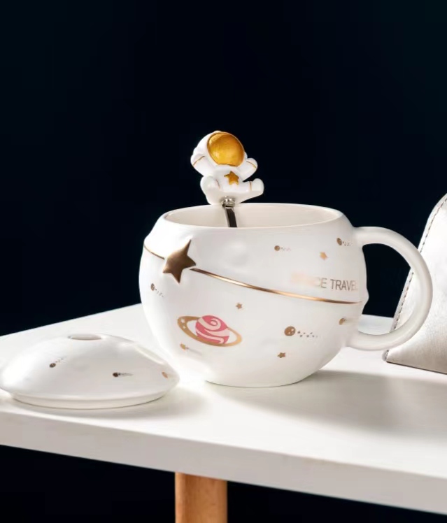 Hot Selling Wholesale 400ml Creative 3D Space ball shape Porcelain ceramic astronaut coffee cup mug with lid and spoon