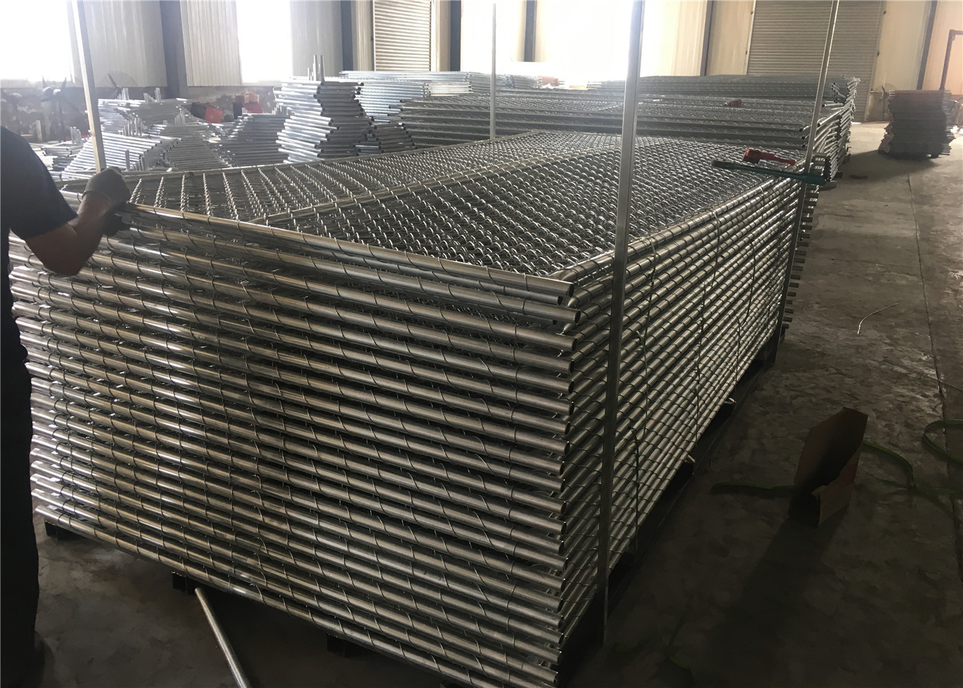 Chain mesh 2½"x2½" (63mmx63mm) x 11.5ga wire construction fence 8ft x 12ft Outer tubing 1⅝"(42mm) x 16ga thick